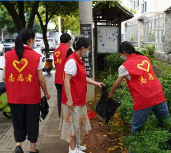 绘好绿美图景 做活绿美文章丨澜沧县妇幼保健院持续常态化到责任片区开展环境卫生整治志愿服务活动