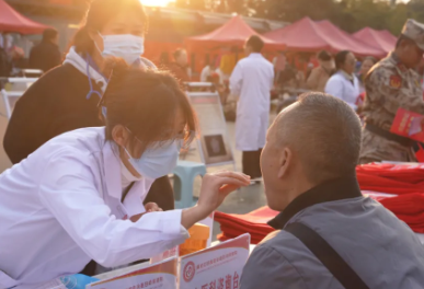 民族团结进步惠民行 同心共筑中国健康梦——澜沧县妇幼保健院积极参与民族团结主题义诊活动