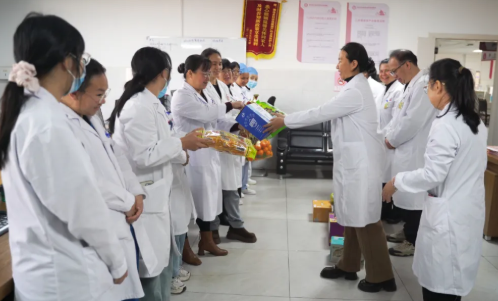 新春慰问暖一线 殷殷关怀鼓干劲——澜沧县妇幼保健院开展2026年春节慰问一线职工活动