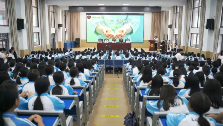青春护航 健康成长丨澜沧县妇联联合县妇幼保健院到县民族中学开展青春期健康教育讲座